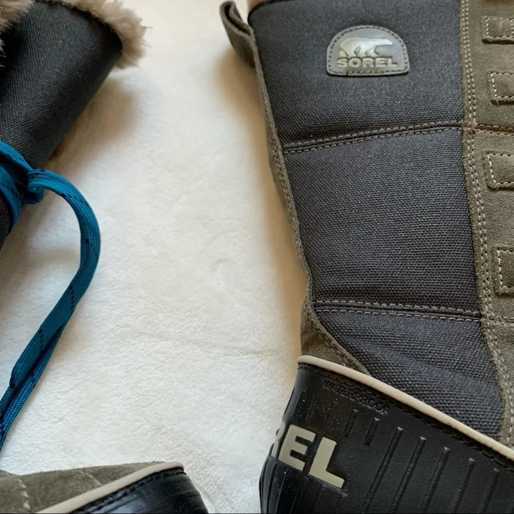 Women's Gray Winter Boots with Teal Laces